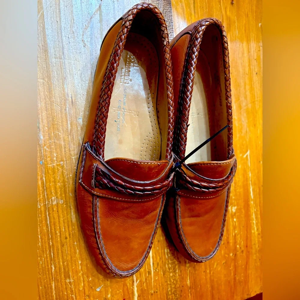 Allen Edmonds Tan Leather Slip-Ons. Sharp woven brown leather slip ons.‎ Size: 9